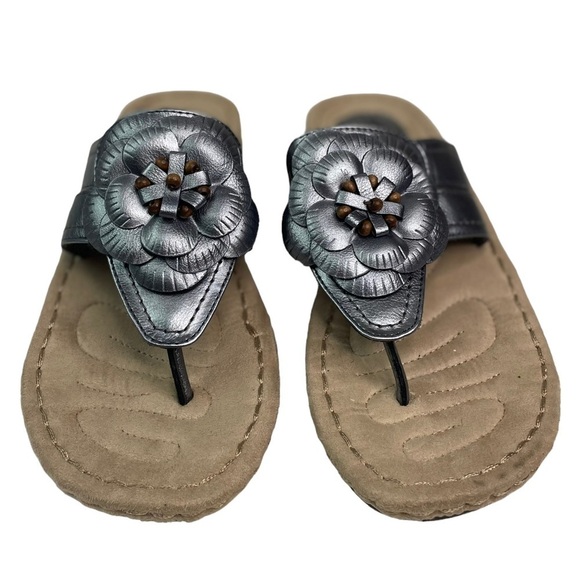 Cliffs By White Mountain Crandall Women’s Boho Metallic Grey Flower Sandals - Picture 2 of 9